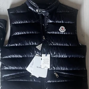 Moncler gui väst - Jätte fräsch moncler gui väst. Använd några gånger men det är inget tecken på användning  Tags, dustbag, nfc Scan och vanlig Scan finns men tyvärr så är kvittot bort tappat  Byten kan vara intressant  Hör av er vid intressen 