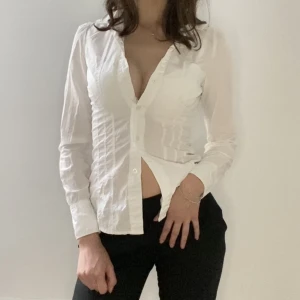 Y2K Skjorta - Världens finaste skjorta. Figursydd och formar väldigt fint. Obs. Skjortan är ostrykt därför ser den lite skrynklig ut.🫶🏻