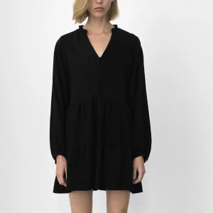 Zara klänning - Säljer denna klänning från zara som ör helt oanvänd. Köpte för ca 1 år sen så den säljs ej längre!