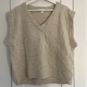 Väst - Stickad väst från H&M i bra skick. Vid frågor är det bara att höra av sig!💕