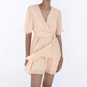 Söt rosa klänning med prislapp kvar💗