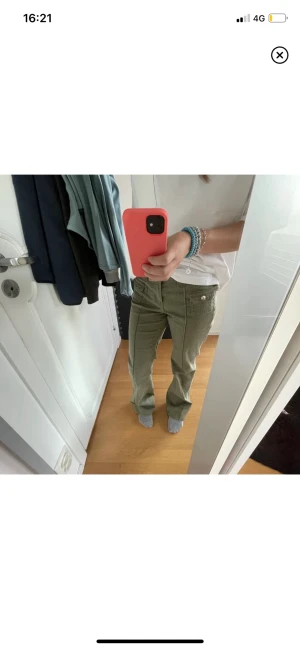 Gröna hm jeans🤍 - INTRESSEKOLL på mina gröna jeans från hm. De är i storlek 38 men insydda i midjan till 34/36 och sitter bra på mig som är 170 och bär xs/s i vanliga fall. (Lånade bilder). Hör av dig vad du hade kunnat betala för dom ifall att jag väljer att sälja🤍❤️‍🔥🪩