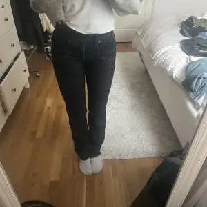 Ett par snygga mörkblåa low waist jeans från Lindex, lite för slår för mig som bär strl 36