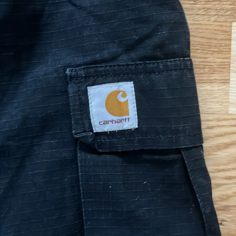 Svarta cargo pants från carhartt, använda ca 3gånger. Färgen är lite blekt pga tvätt. Orginal pris 1500, Skriv vid frågor eller intresse!. Farkut & Housut.