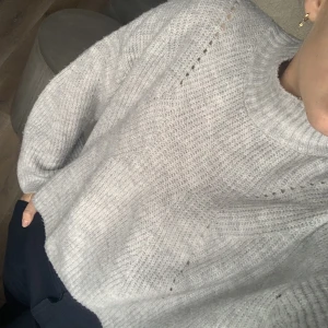 Stickad tröja  - Fin stickad tröja från Ginatricot! Den är välanvänd! Men ändå okej skick! Skriv om privata bilder!💓