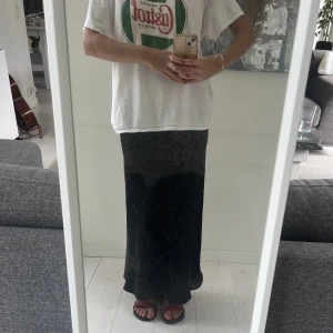 Maxi kjol - Lång svart glansig kjol i storlek xs men tyvärr några cm kort för mig som är 168 :(