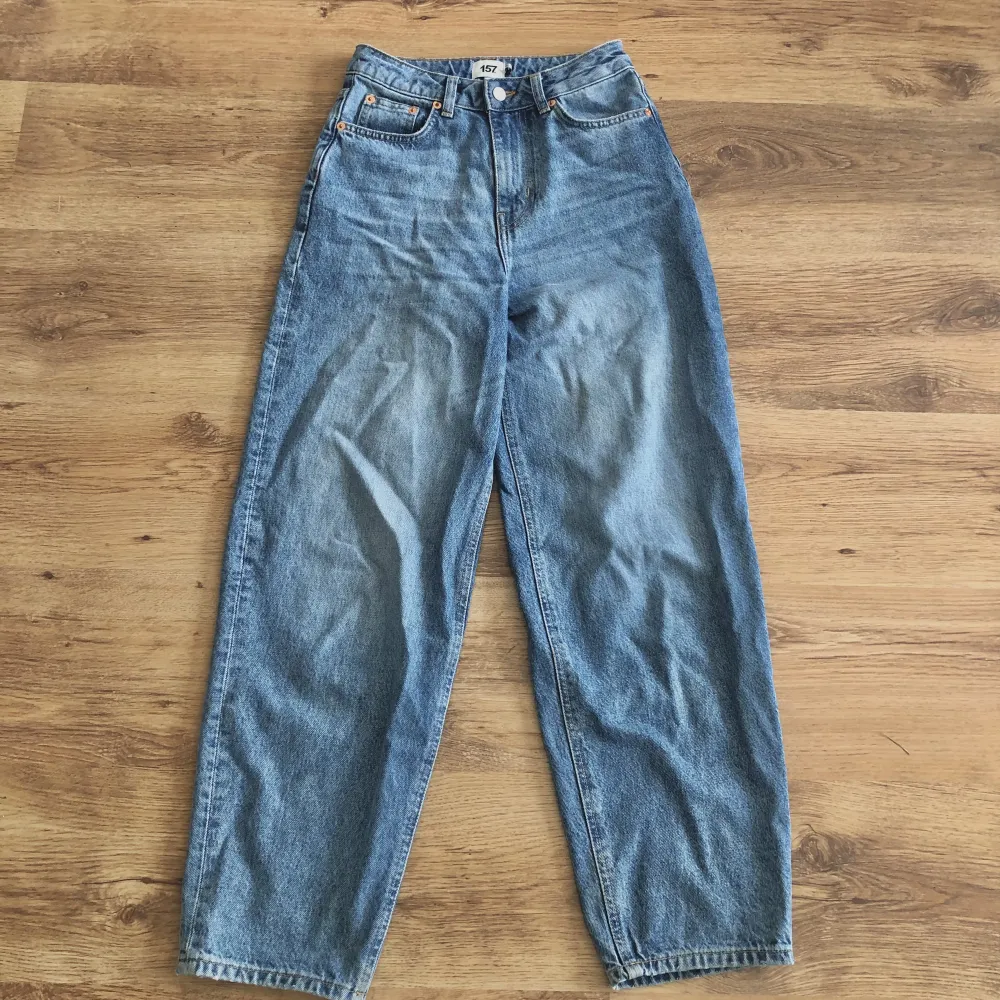 Vida eller baggy jeans från Lager 157. Inte alls så veckiga som de ser ut på bilden, det är bara ljuset. Knappt använda.. Jeans & Byxor.