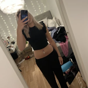 Volang topp - Säljer nu min svarta volang topp från zara pga att den inte kommer till användning längre💞