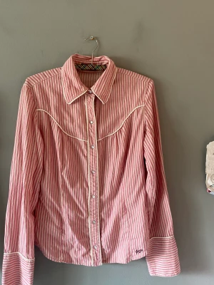 Randig skjorta från guess  - Randig skjorta från Guess i cowboy stil. I storlek Medium men är väldigt slim fit så fungera på s också.