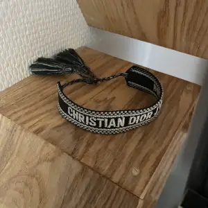 Armband från dior, äkta såklart. Användt men bra skick. Inget kvitto tyvärr! Hör av dig vid intresse!