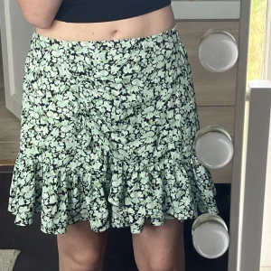 Blommig kjol 💚 - Säljer denna kjol då den har blivit för liten🤍
