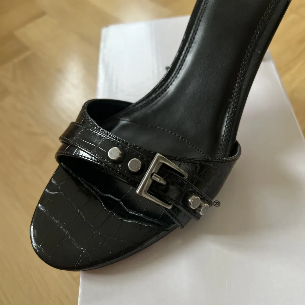 Helt oanvĂ€nda mules med metalldetaljerđ€Skorna Ă€r frĂ„n NA-KD i storlek 40. SlutsĂ„lda pĂ„ hemsidan i alla storlekar. Nypris 499kr. . KengĂ€t.