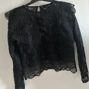 Spetstopp  - Topp/blus i spets från gina tricot
