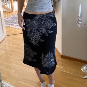 Midikjol - Midikjol med blomstrigt mönster i jättefint skick, använd fåtal gånger☺️ Märket är H&M men finns inte att få tag på längre, säljer då den inte används! 