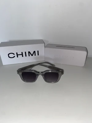Chimi 04 grey - Tja tja ja säljer ett par chimi 04 grey som är i väldigt fint skick! Är köpta i början av sommaren och har inga repor på glaset.
