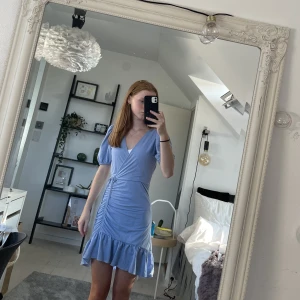 Blå sommrig klänning - En blå småting kvänning från Gina Tricot. Jag köpte den för ungefär 2 år sedan och har knappast använt den sedan dess då jag inte använder klänningar så mycket.