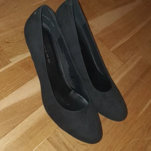 Pumps klackar från din sko - Pumps i sammet från Din sko. Skick: använd endast en gång. storlek: 41.