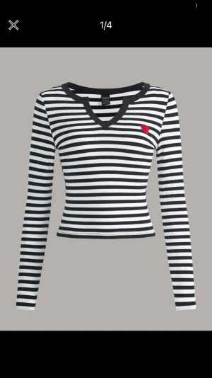 Randning tröja med ett hjärta på bröstet - Älskar denna tröjan skit mkt pågrund av mönstret men tycker inte den ser så bra ut på mig 💘 har bytat stil så det är därför jag säljer. Använd 1 gång🫶 i bra skick!