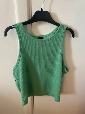Grönt linne - Säljer nu detta gröna linne från shein! Den är i bra kvalite och sann till storleken 