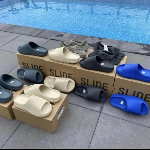 Yeezy Slides  - Stor försäljning! Yeezys 💧 finns i flera storlekar! För mer info och pris skicka iväg ett meddelande! 