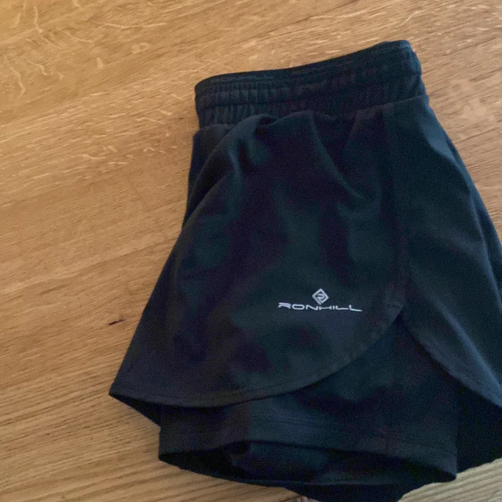 Säljer dem här svarta tränings shortsen i strl 38, dem har blivit försmå för mig.  Köpta på stadium för ett tag sedan, har använts en gång och är i nyskick💕. Shorts.