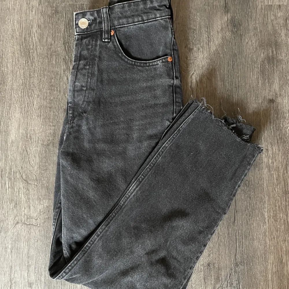 Svarta vida jeans från Zara i storlek 36. Sparsamt använda, inget tecken på slitage, fint skick.. Jeans & Byxor.