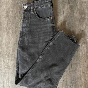 Svarta vida jeans från Zara i storlek 36. Sparsamt använda, inget tecken på slitage, fint skick.