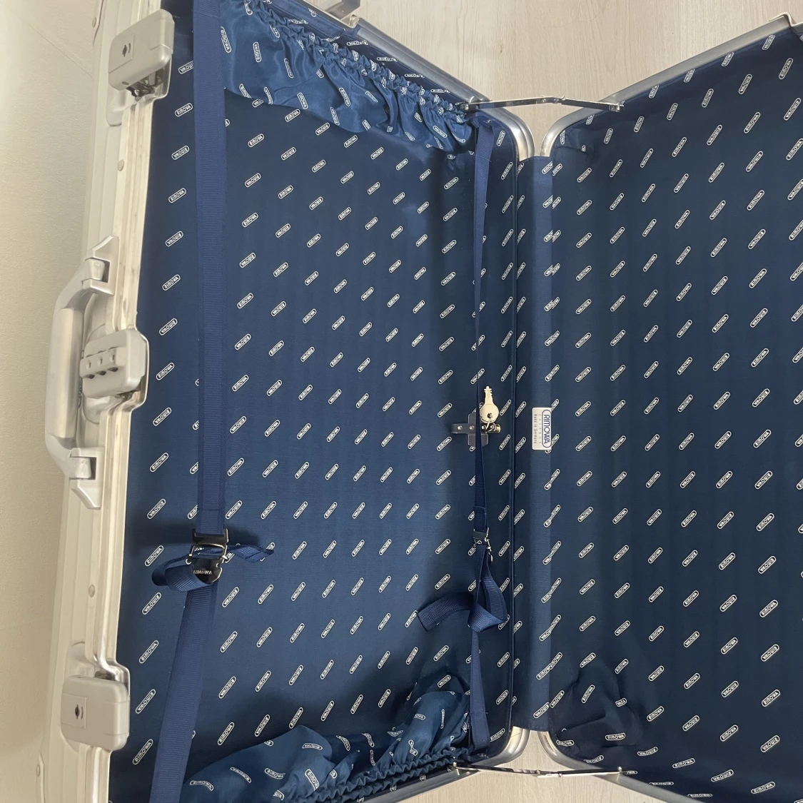 rimowa resväska  - 91