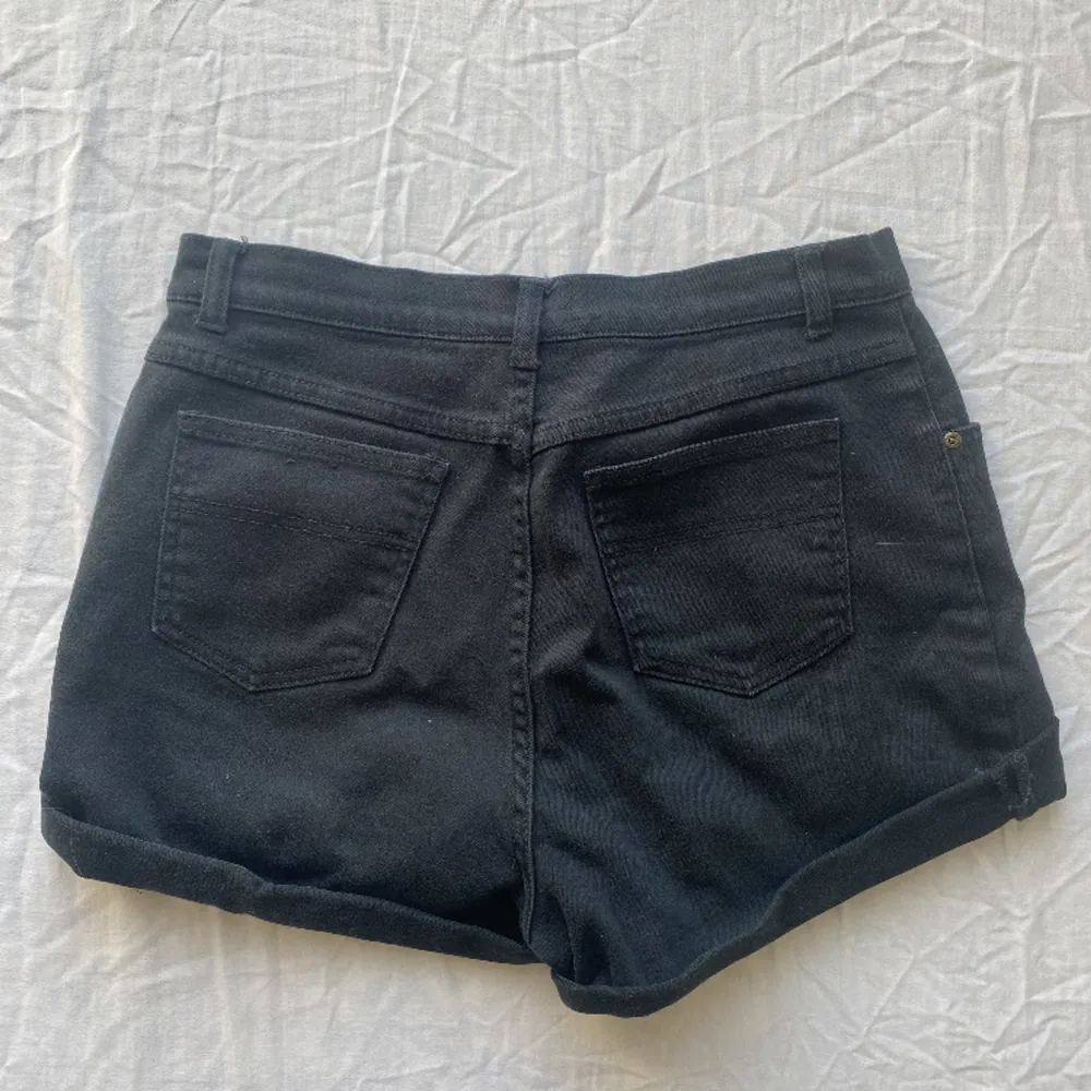 Mörkgröna shorts. Shorts.