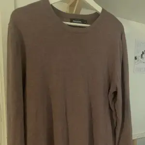 En tröja från Dressman som inte kommer till användning. Endast använd 2-3 gånger. Sista bilden visar tröjans färg bäst.