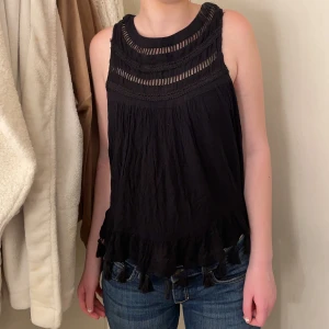 Svart topp - Säljer denna jättefina topp, då den inte kommer till användning längre🤍