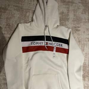 Tommy Hilfiger tröja väldigt bra skick, har aldrig använt den, den är helt ny! 