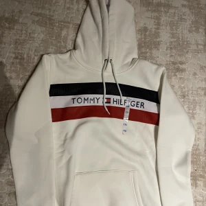 Tommy Hilfiger Hoodie storlek 176 - Tommy Hilfiger tröja väldigt bra skick, har aldrig använt den, den är helt ny! 