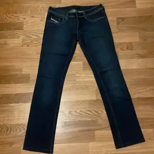 Lågmidjade Diesel jeans, storlek 28