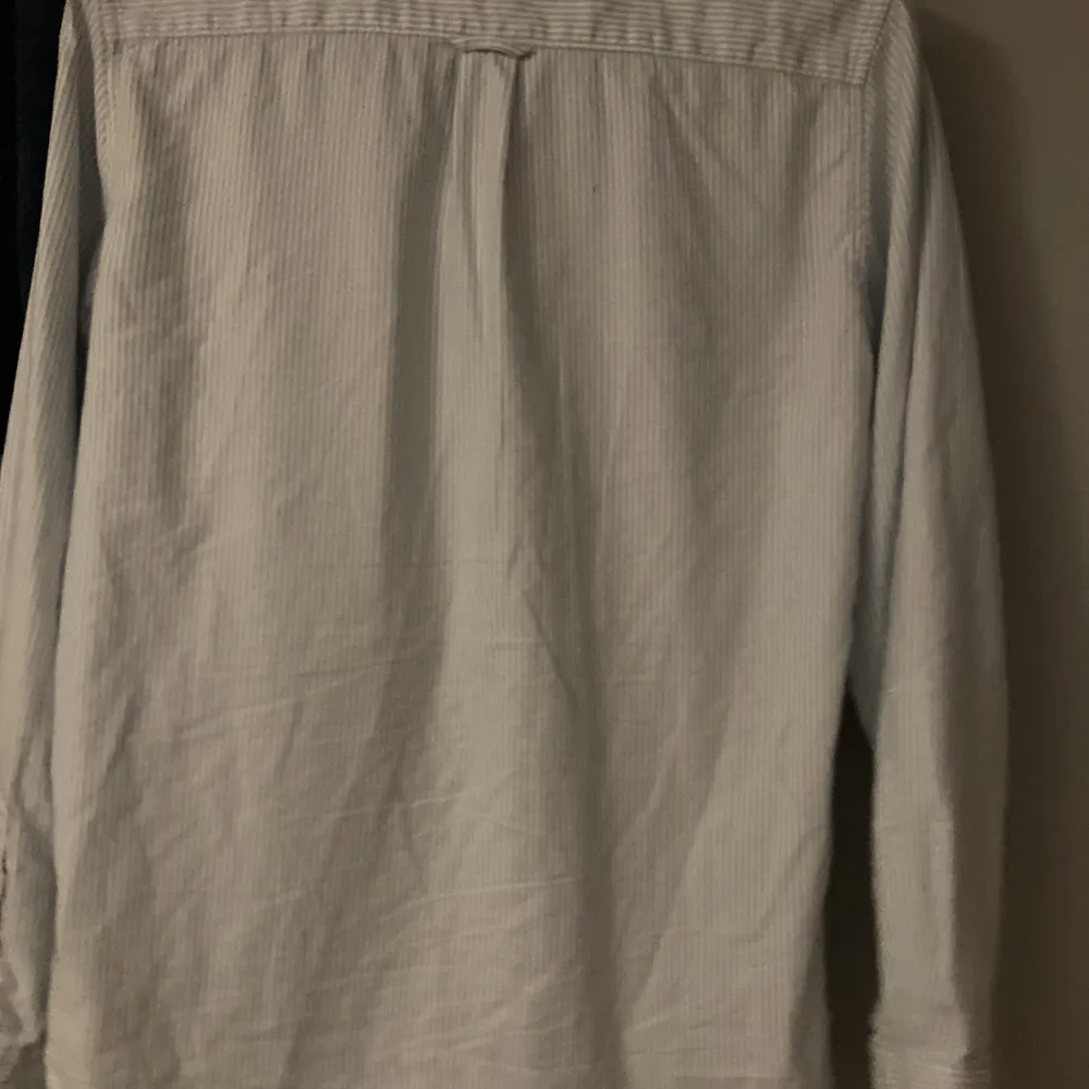 Gant skjorta i storlek 15år/170 Använd fåtal gånger Använd gärna ”Köp nu”❤️. Skjortor.