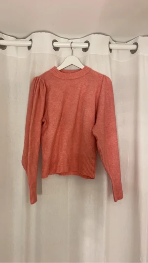 Rosa stickad tröja - En fin rosa stickad tröja i storlek S. Kommer ifrån H&M. Använd två gånger. Inga defekter.
