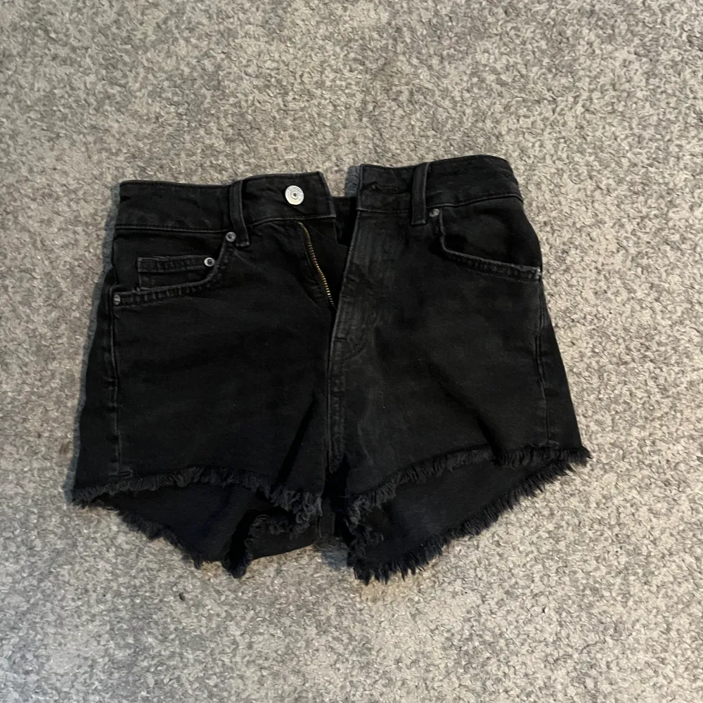 Så snygga jeansshorts med en nästan heltäckande svarta färg. En fransig kant nertill runt hela byxbenet. Så snygga!. Shorts.