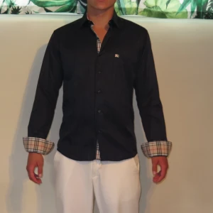 Burberry Skjorta - Tjena! Säljer denna då den aldrig används.  Con 7/10. Jag blev lurad på denna och den är inte äkta. Mycket sömfel om man kollar noga men inget som syns på håll. Hör av dig vid fler frågor !