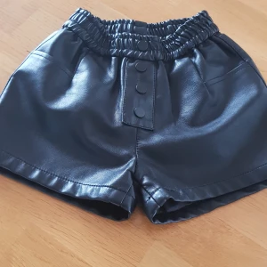 Shorts - Läder shorts. Ny. Storlek 134. Passar barn 8 till 10 år.