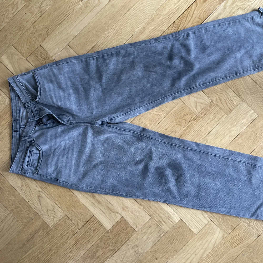 Gråa jeans storlek 40. Får en oversized passform på en s/36. . Jeans & Byxor.