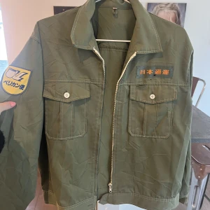 Vintage jacka - Cool vintage jacka köpt på second hand. Har själv inte använt och hyfsat tunn i materialet. Står storlek 6 men skulle säga att den passar en s om man vill ha den lite översized. Köparen står för frakten💕