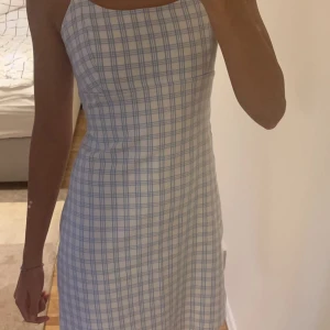 Brandy Melville klänning - En jätte söt kort klänning från Brandy Melville! Den är köpt i butik för några år sen och säljs darför inte längre! Använd några fåtal gånger, alltså den är i bra skick. Den är köpt för c.a. 400kr. Skriv om det behövs fler bilder. 💗💗