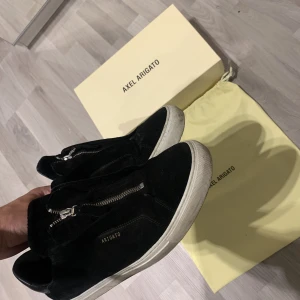 Axel arigato - Fina Axel Arigato zip skor, storlek 44. Skicka 8/10! Sparsamt använda, pris kan diskuteras vid smidig affär (nypris ca 2300 | mitt pris 1400kr) svarar gärna på frågor