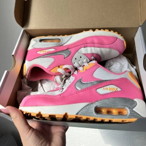 Air Max 90  - Använda några gånger men i fint skick. Storlek 38. 