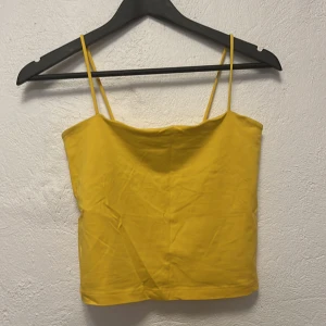 Gul topp  - Gul topp från Gina tricot i storlek M. Använd men i bra skick. 