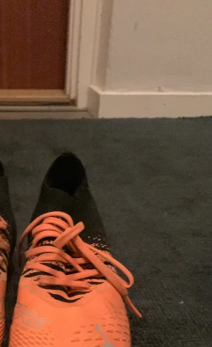 Fotbollsskor puma - Säljer mina fotbollsskor för dom e inte till användning längre.mått7,5/10.