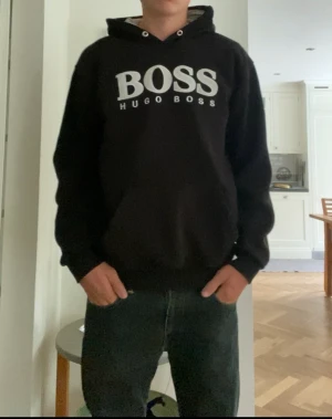 Hugo Boss hoodie  - Otroligt fet Hugo boss Hoddie med den eftertraktade äldre logotypen där framme (säljs inte längre). Hoddie är i bra skick 8/10! Modellen är 185 cm väger 70 kg 