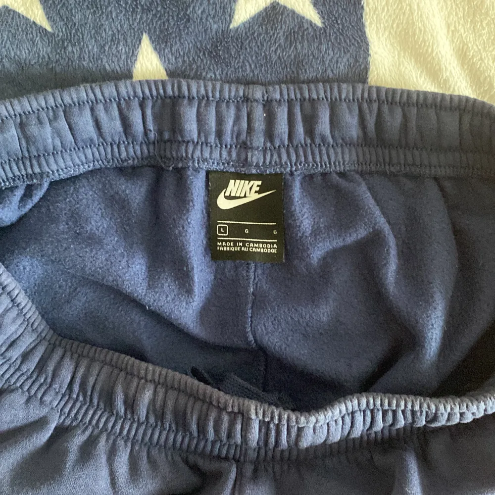 Hej säljer dessa fina shorts från Nike Shortsen är lite solblekta men färgen är fortfarande en tydlig blå. Finns en cargo ficka på vänster ben. Storlek L Vid frågor eller intresse skriv.. Shorts.