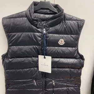 Moncler gui väst - Hej! Säljer nu min moncler gui väst i storlek s, den är använd några gånger, jätte bra skick.