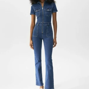 Byxdress jeans  - Byxdress från pullandbear. Som ny då den aldrig kom till användning. Strl M men är som S 